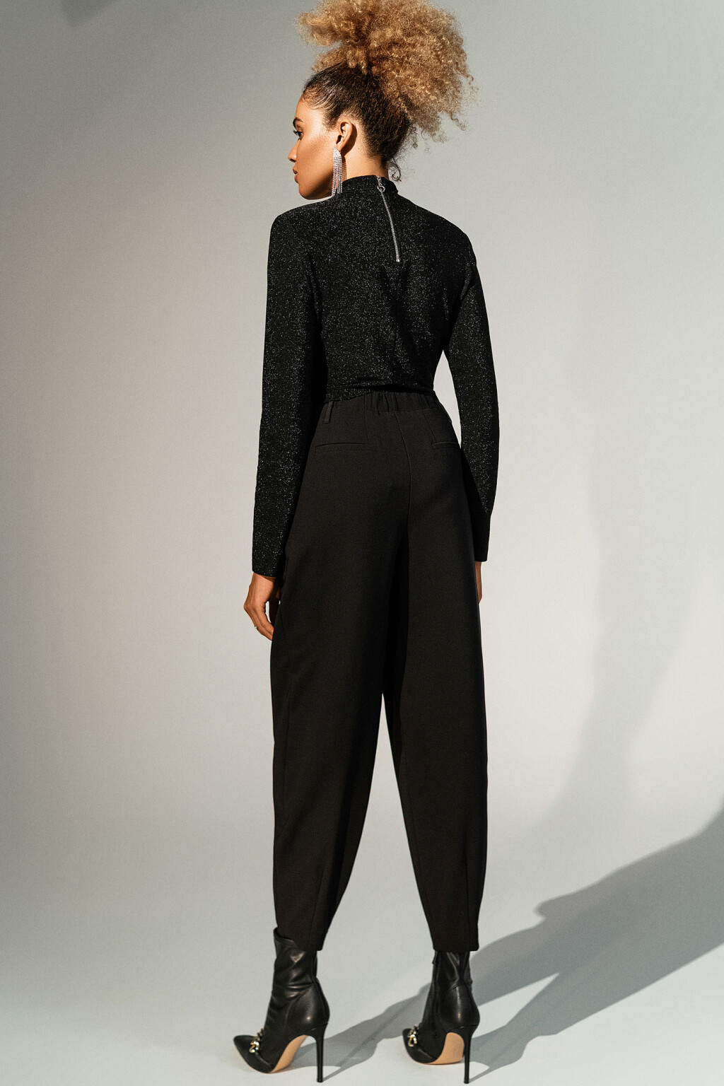 брюки-бананы с защипами у пояса спереди - цвет черный - 5