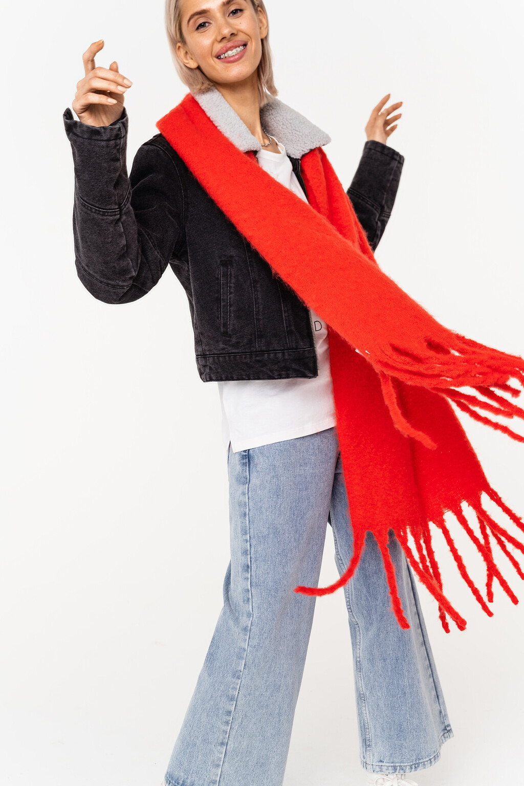 Шарф вязаный из пушистой пряжи - цвет красный - 3