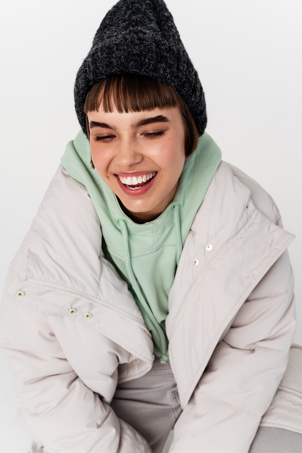 Шапка бини вязаная с узором косами - цвет черный - 2