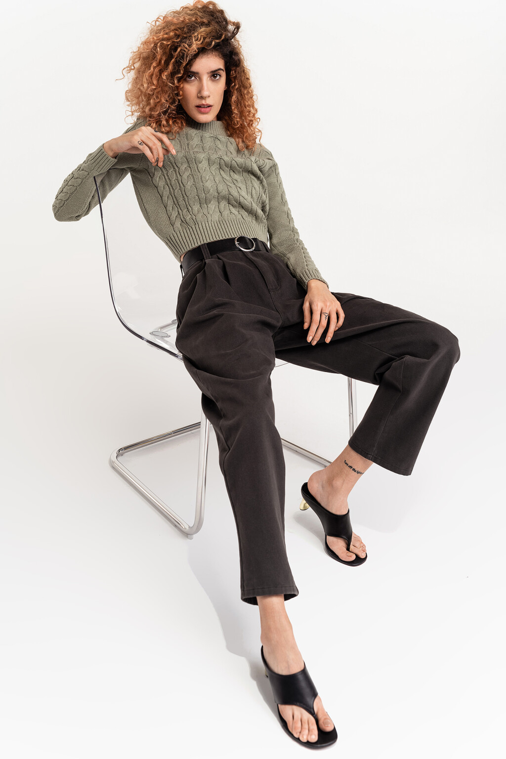 Джинсы-бананы укороченные с защипами у пояса спереди - цвет зеленый - 1