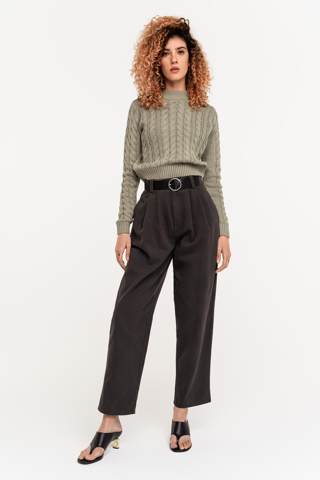 Джинсы-бананы укороченные с защипами у пояса спереди - цвет зеленый - 2