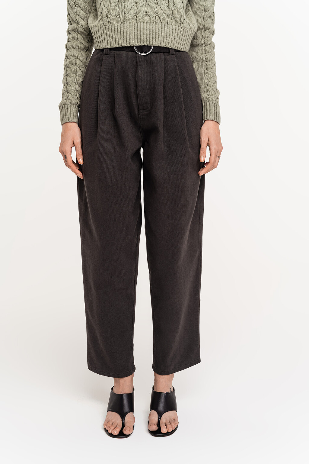 Джинсы-бананы укороченные с защипами у пояса спереди - цвет зеленый - 3