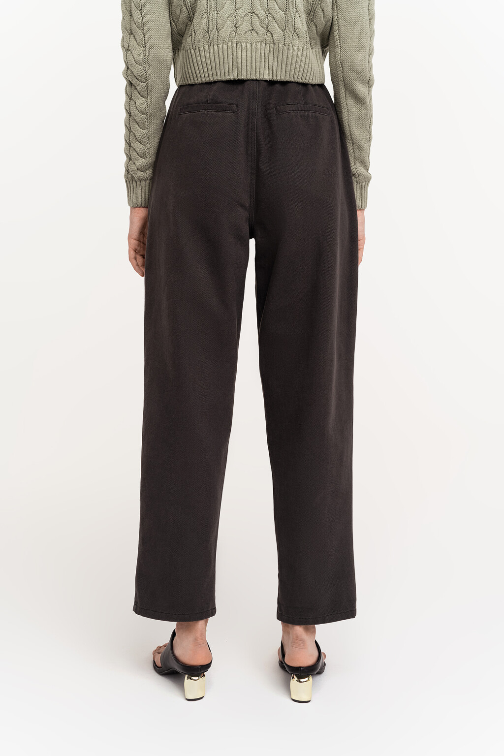 Джинсы-бананы укороченные с защипами у пояса спереди - цвет зеленый - 4