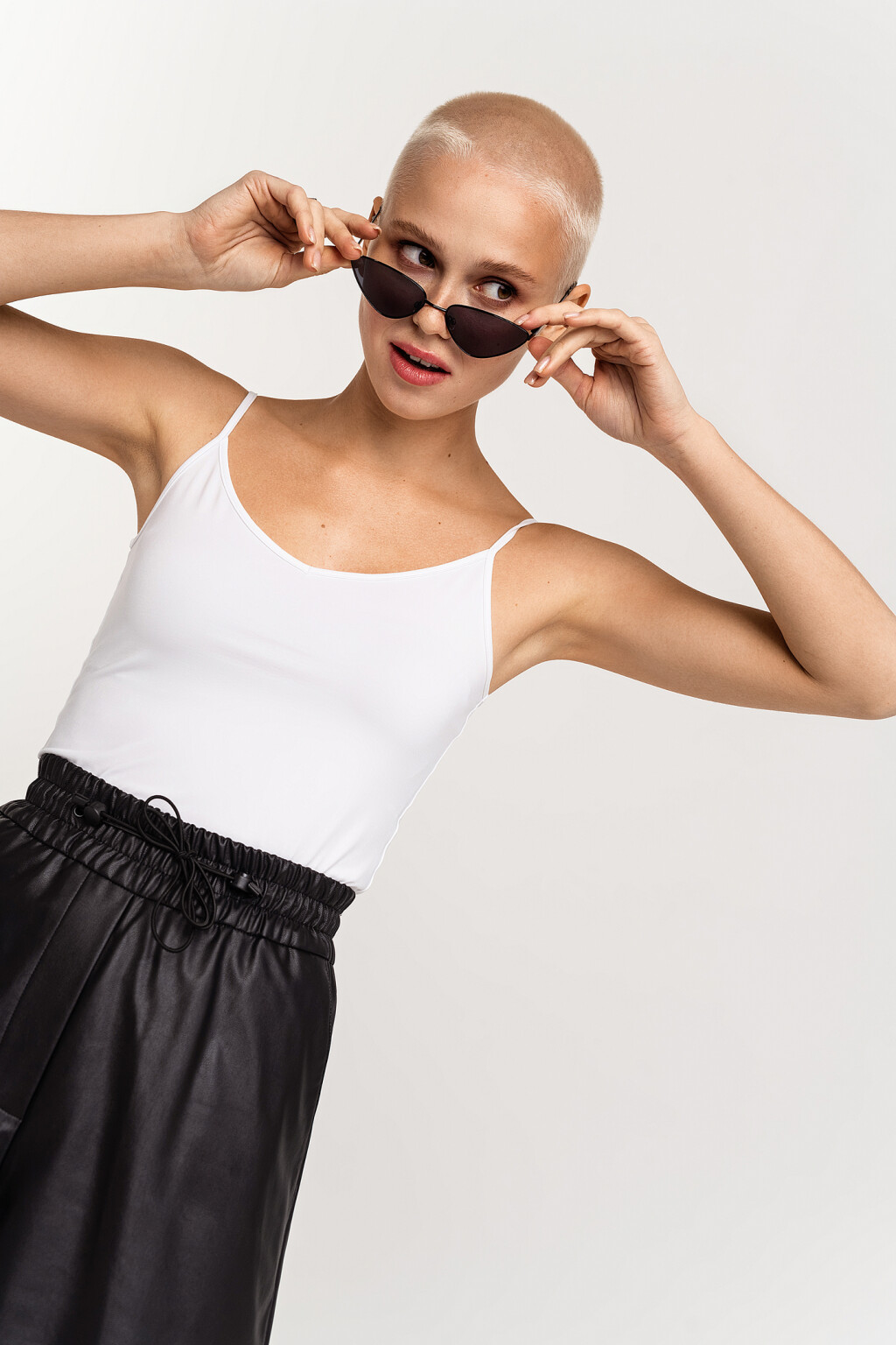 Майка спортивная на тонких бретелях - цвет белый - 2