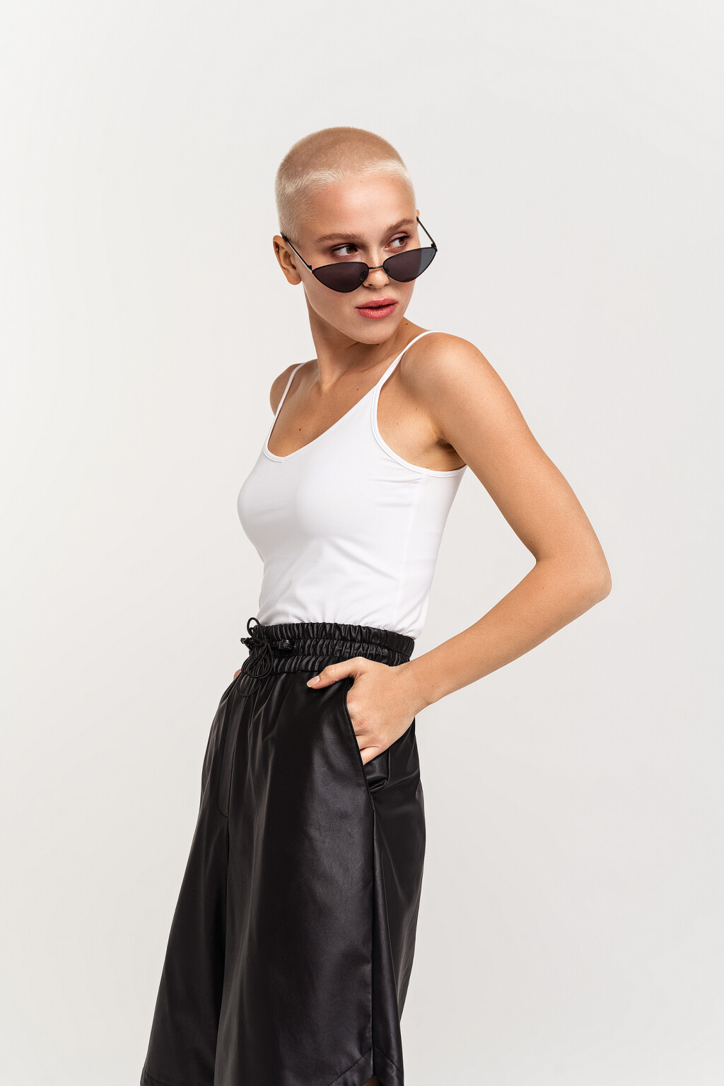 Майка спортивная на тонких бретелях - цвет белый - 4