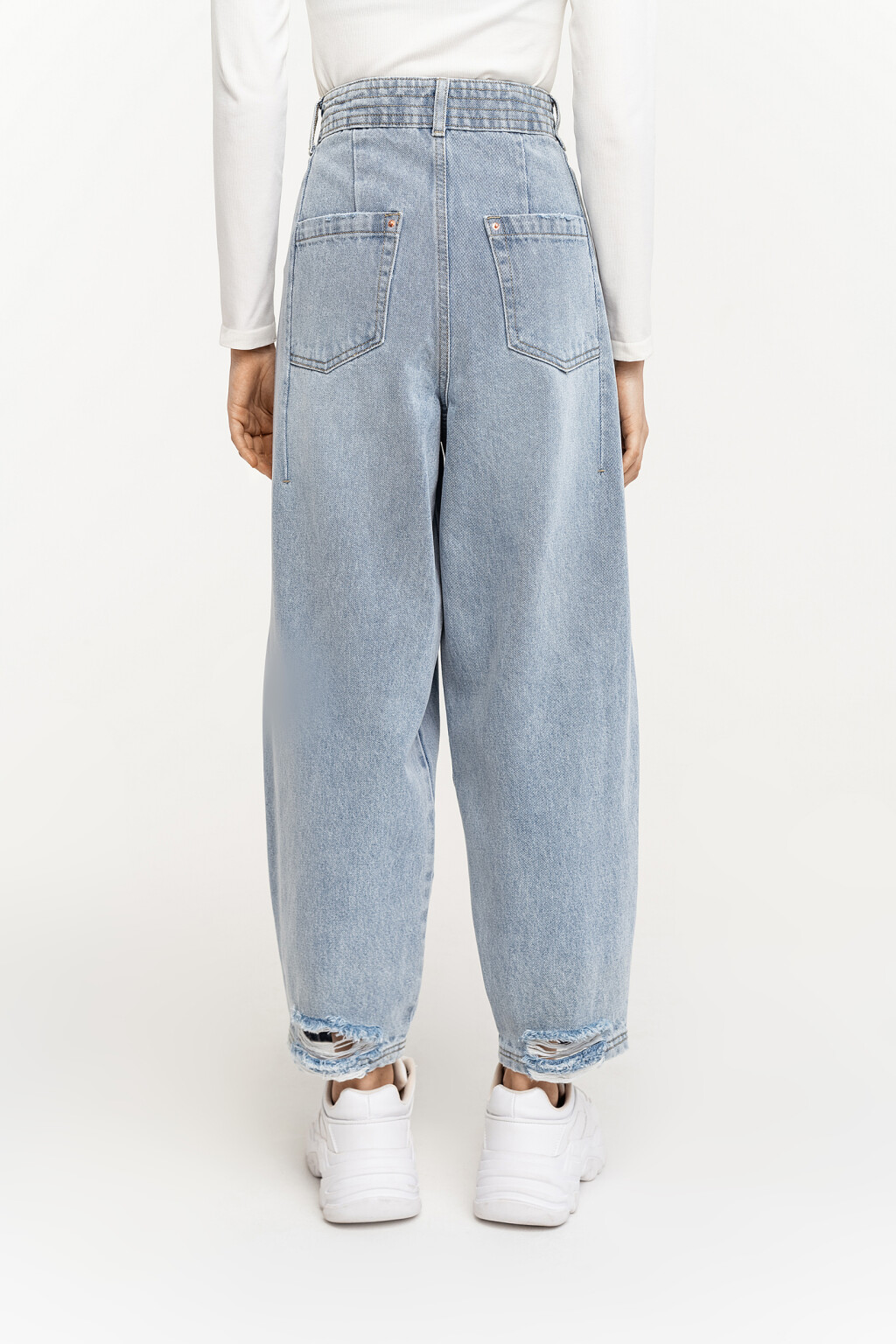 Джинсы-бананы с эффектом потертости и рваными краями - цвет голубой - 4