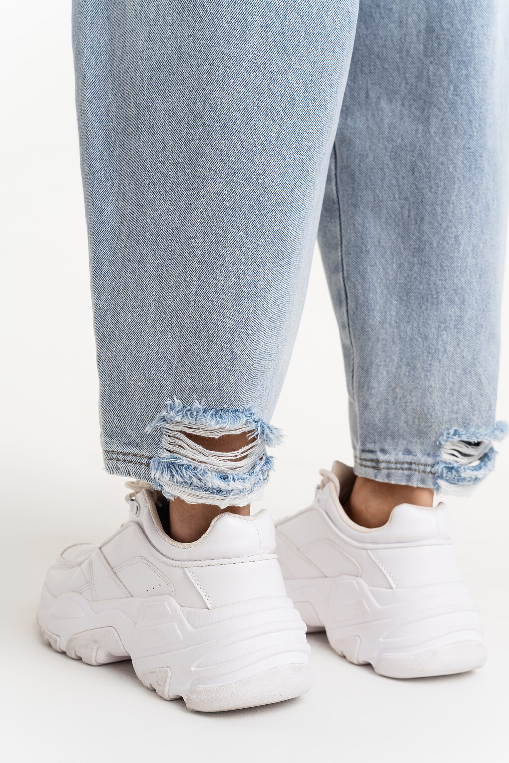 Джинсы-бананы с эффектом потертости и рваными краями - цвет голубой - 5