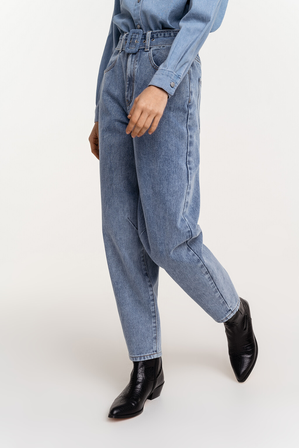 Джинсы-бананы с широким ремнем и прямоугольной пряжкой - цвет голубой - 2