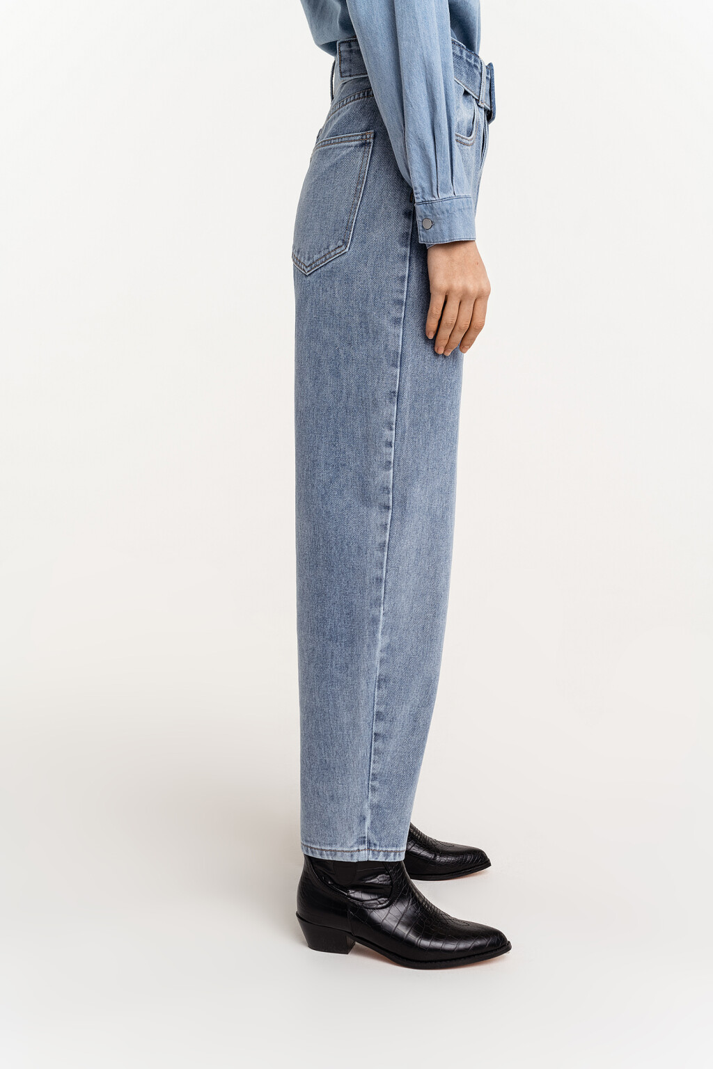 Джинсы-бананы с широким ремнем и прямоугольной пряжкой - цвет голубой - 3