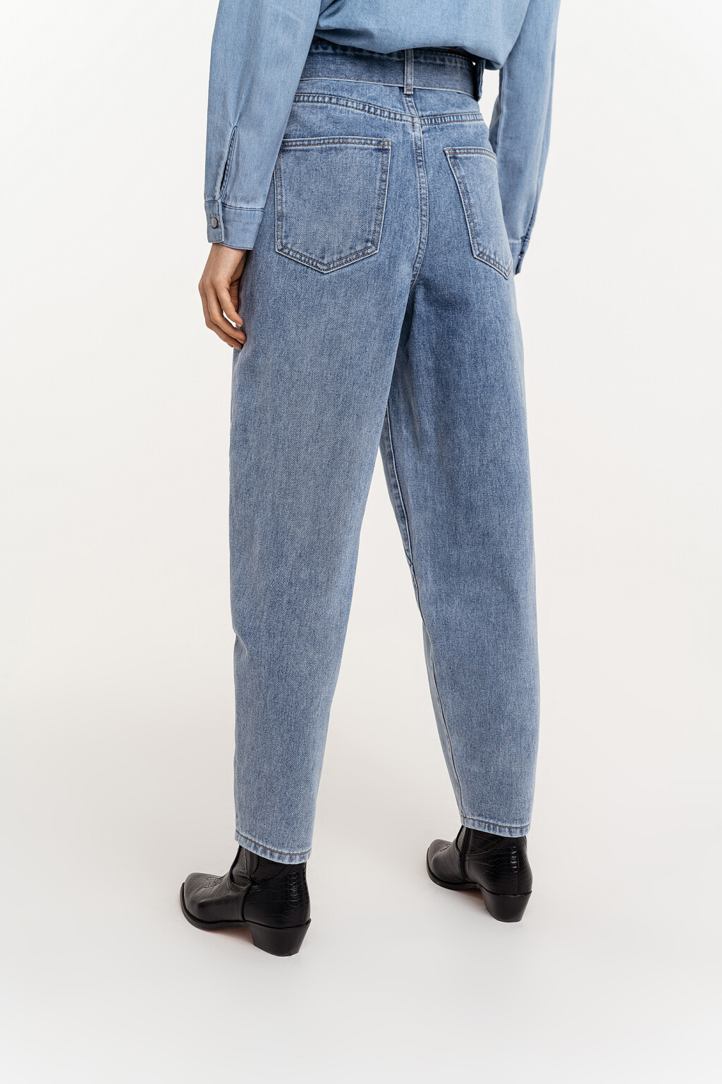 Джинсы-бананы с широким ремнем и прямоугольной пряжкой - цвет голубой - 4