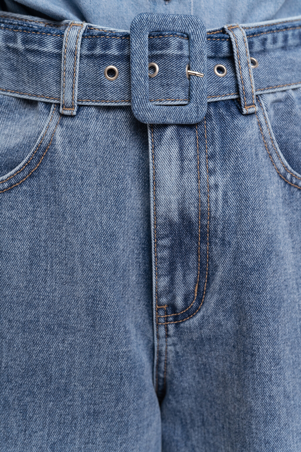 Джинсы-бананы с широким ремнем и прямоугольной пряжкой - цвет голубой - 5