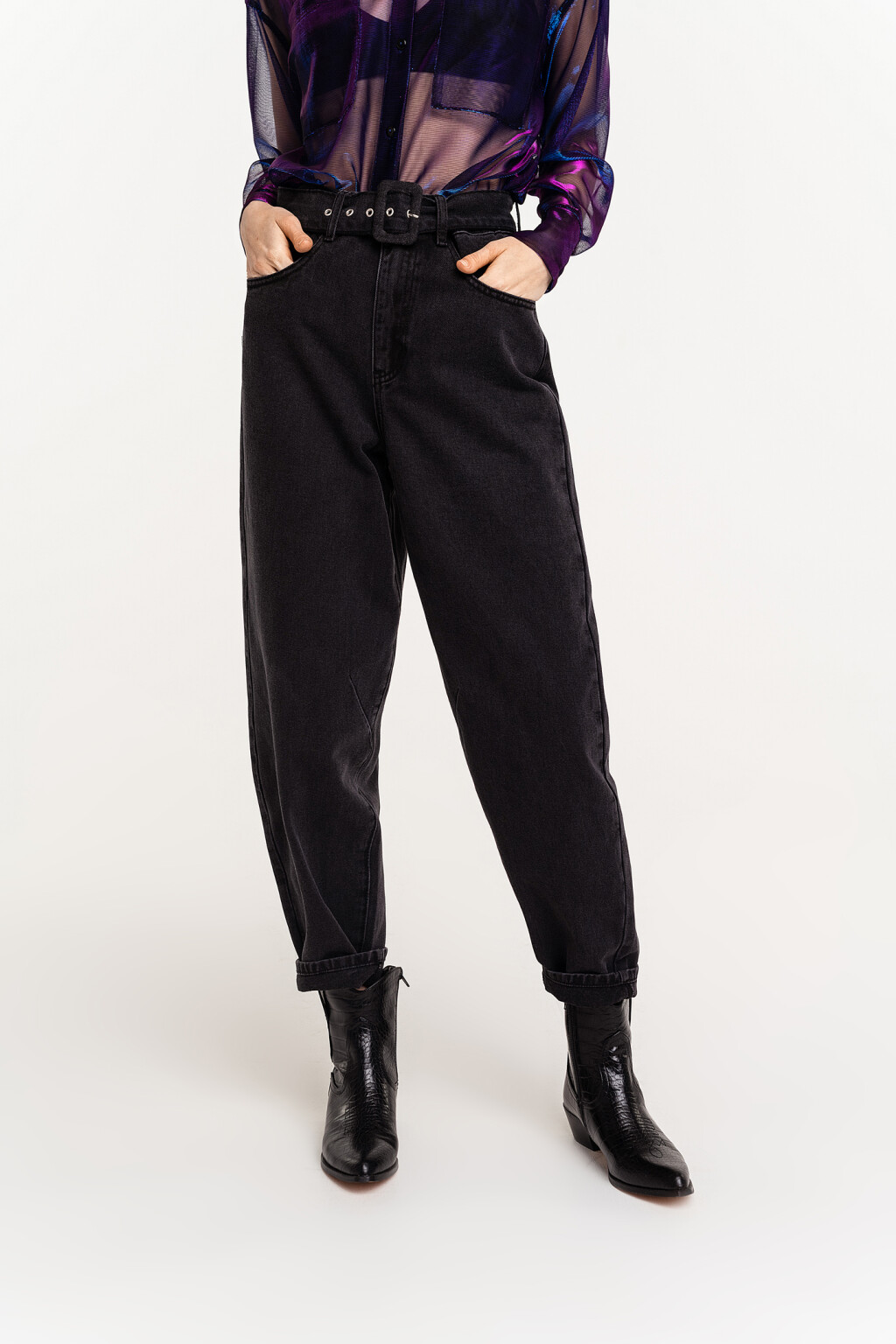 Джинсы-бананы с широким ремнем и прямоугольной пряжкой - цвет черный - 2