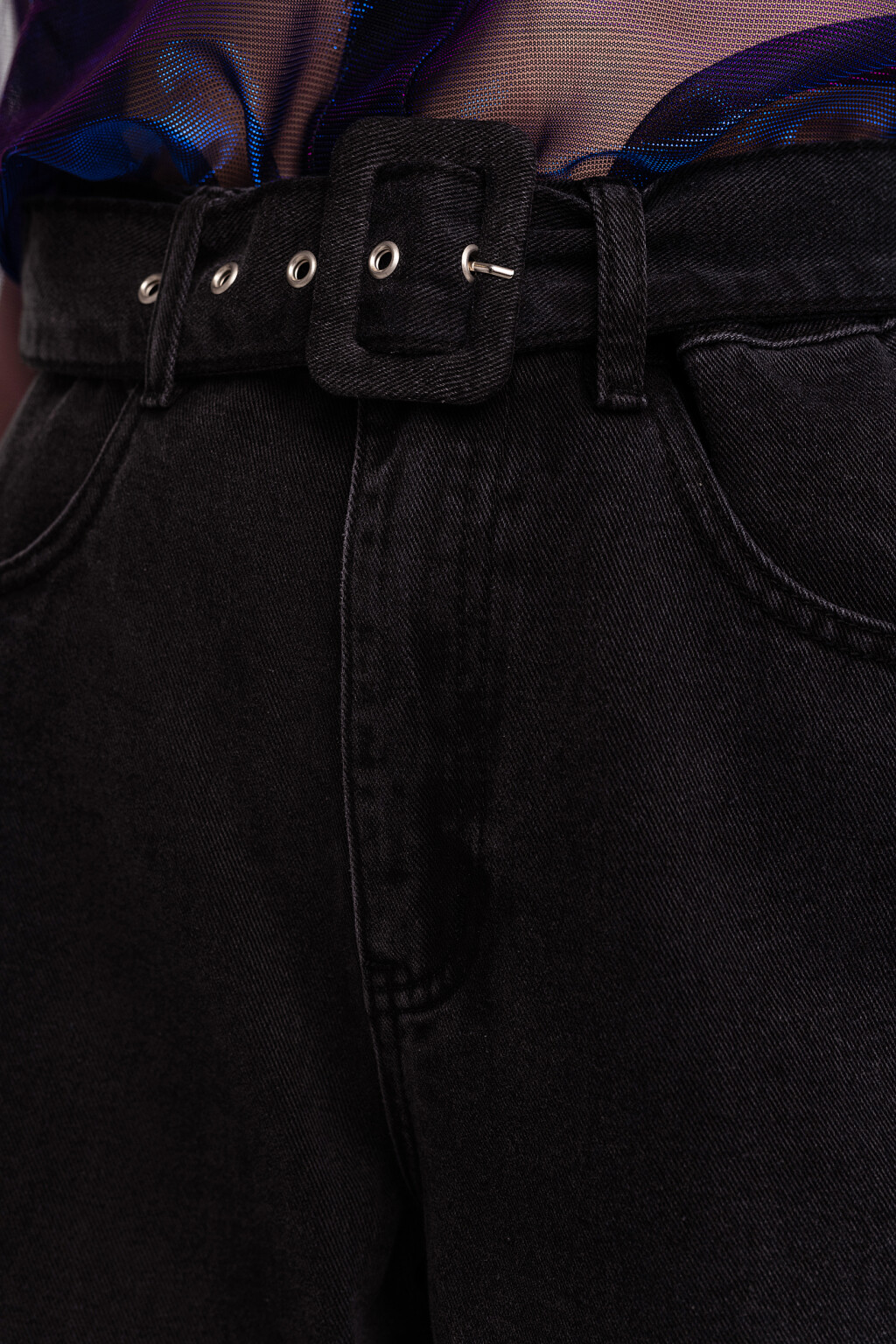 Джинсы-бананы с широким ремнем и прямоугольной пряжкой - цвет черный - 5