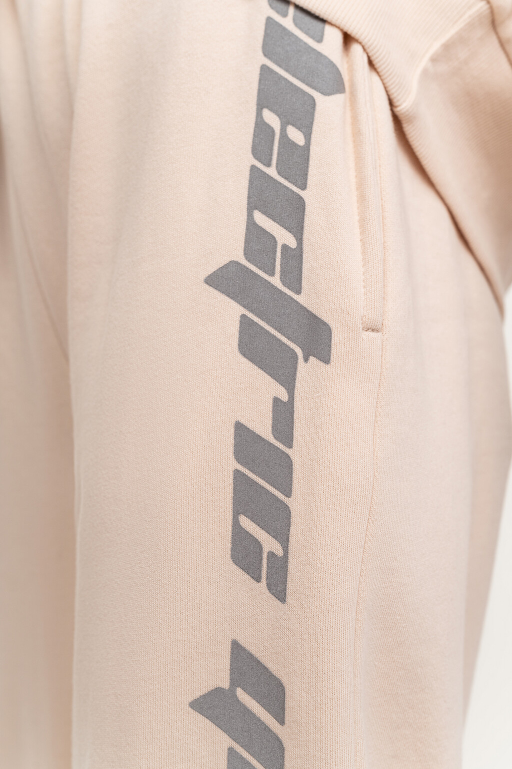 брюки-джоггеры утепленные с принтом - цвет белый - 4