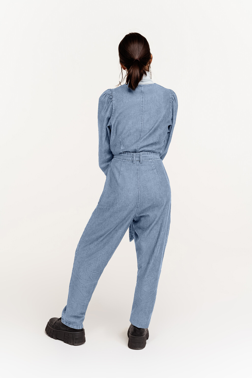 Комбинезон длинный джинсовый на молнии - цвет голубой - 2