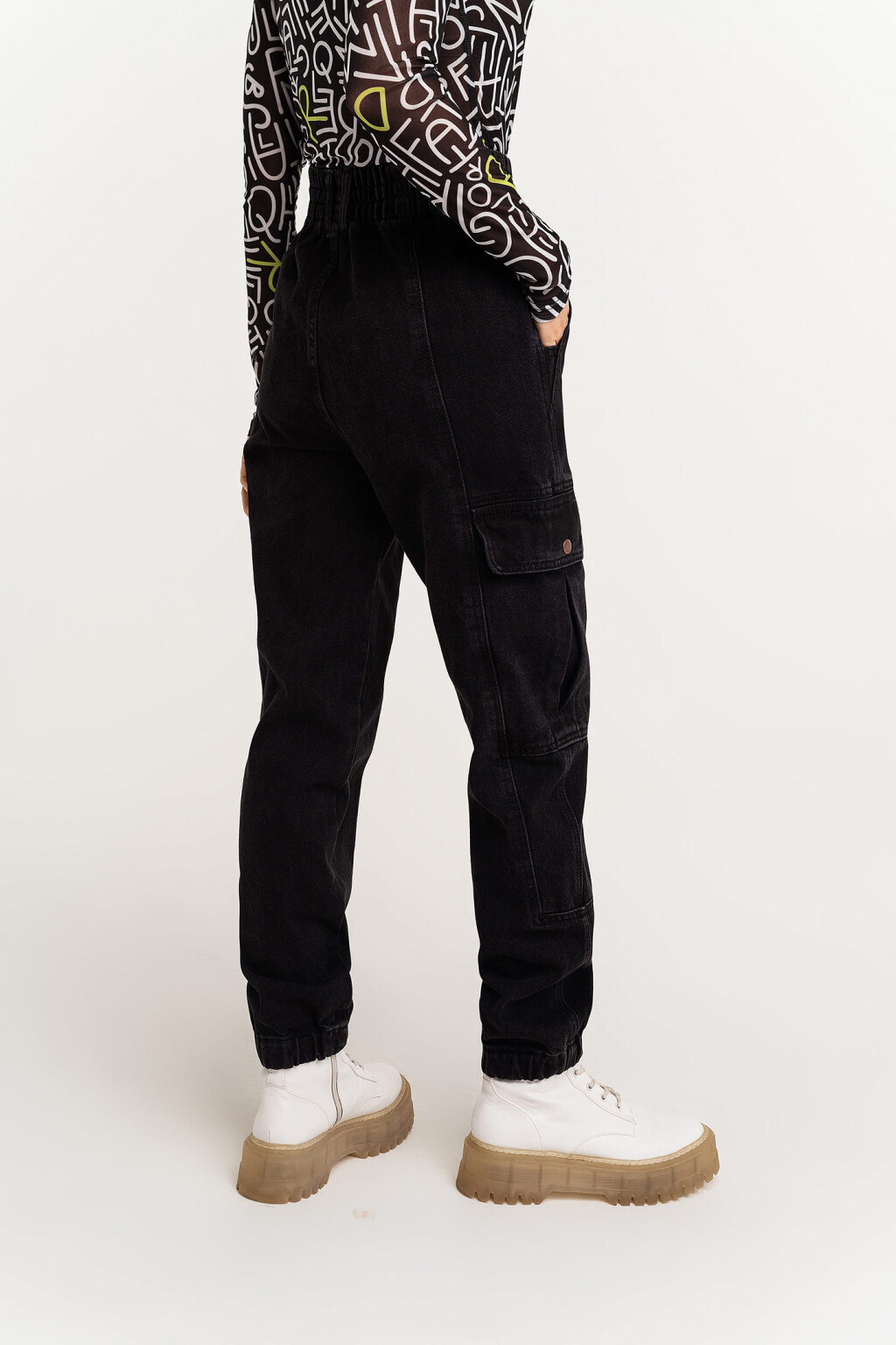Джинсы-джоггеры с высокой посадкой и накладными карманами - цвет черный - 3