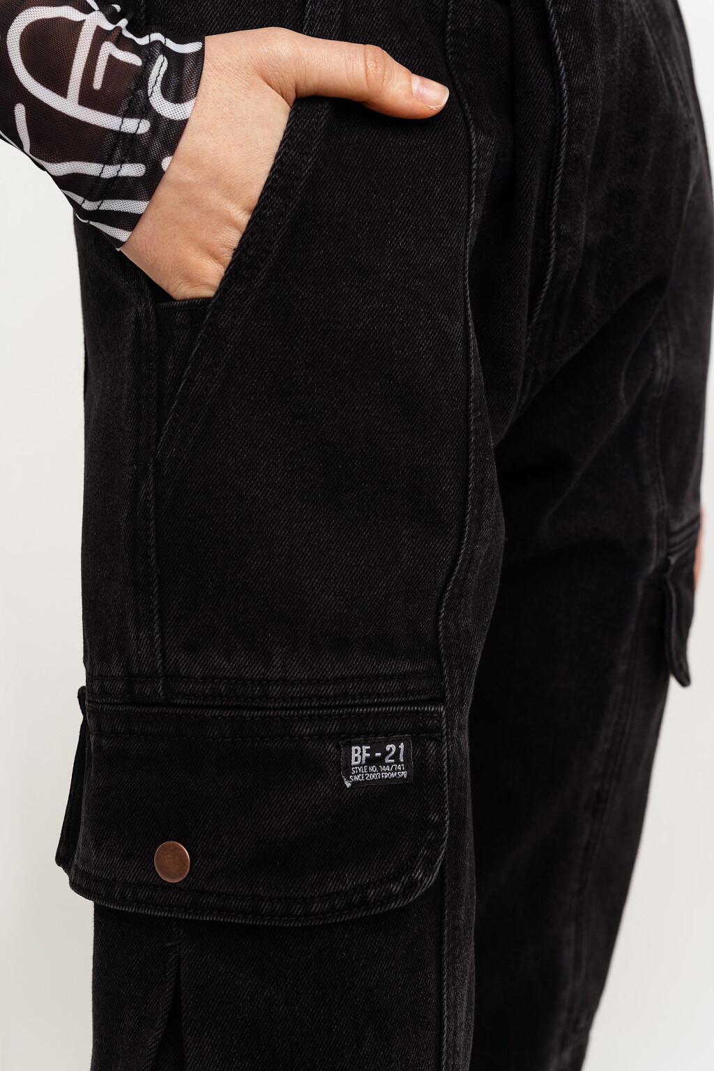 Джинсы-джоггеры с высокой посадкой и накладными карманами - цвет черный - 4