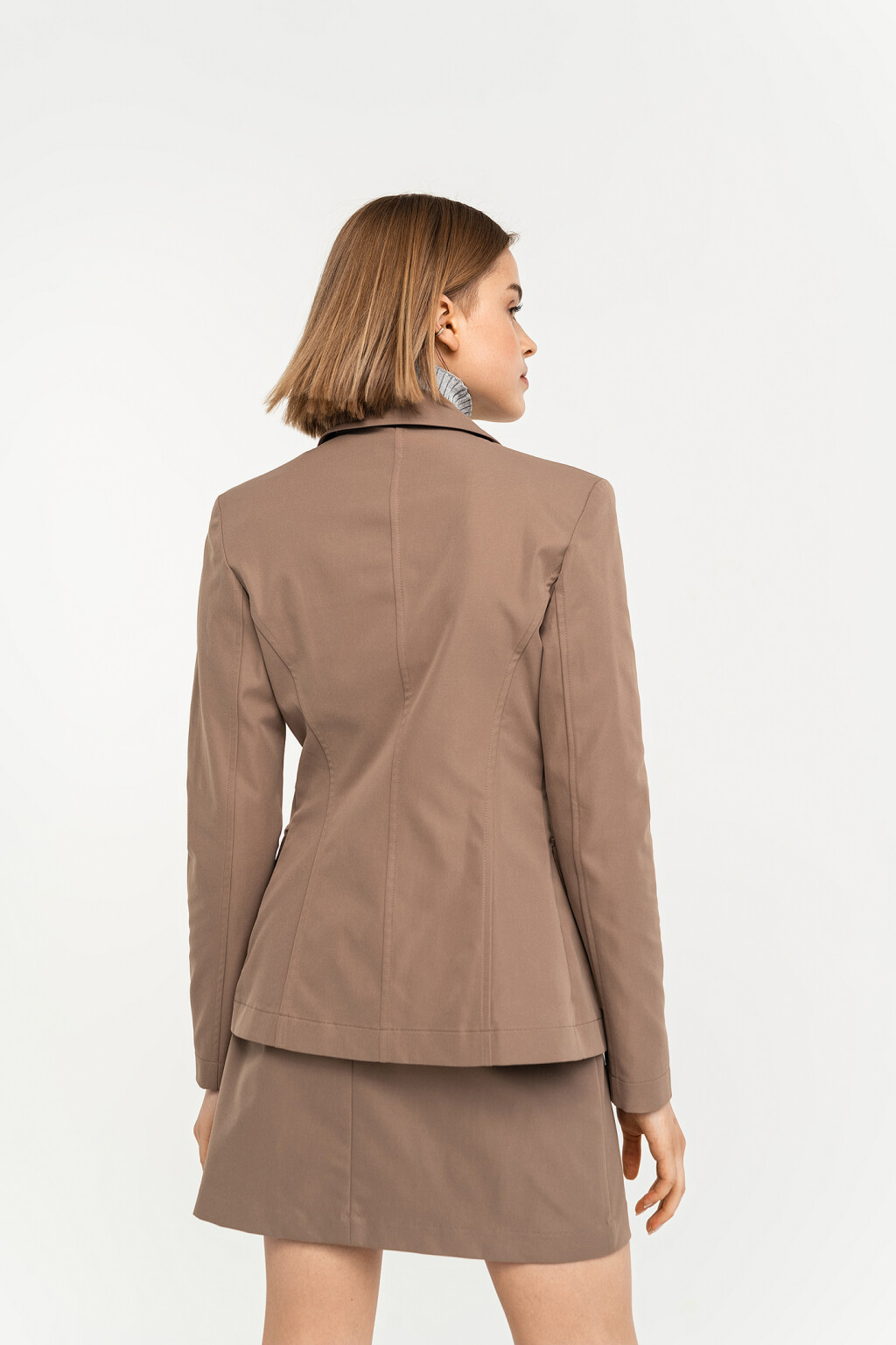 Пиджак удлиненный на кнопках с накладными карманами - цвет бежевый - 4