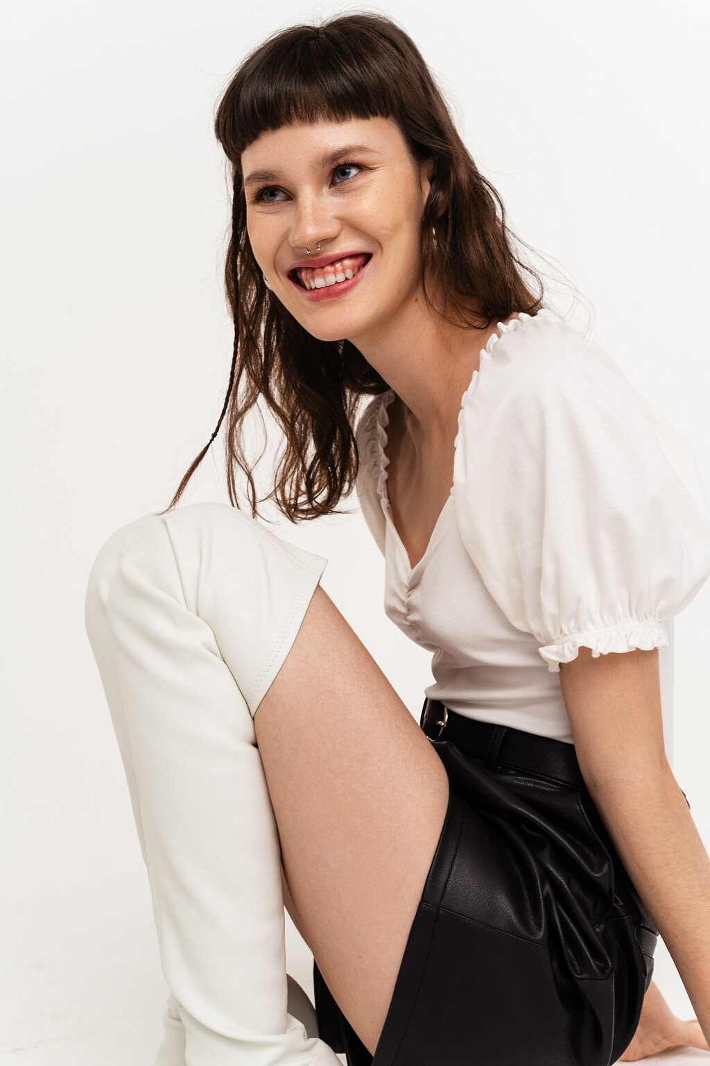 Шорты-трапеция из искусственной кожи с ремнем - цвет черный - 5