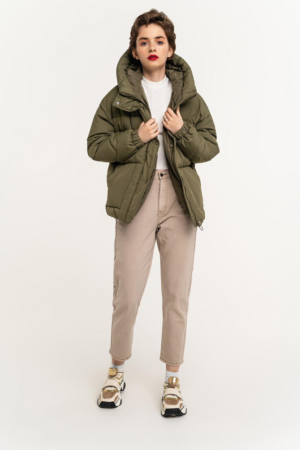 Куртка стеганая утепленная с капюшоном и накладными карманами - цвет зеленый - 1