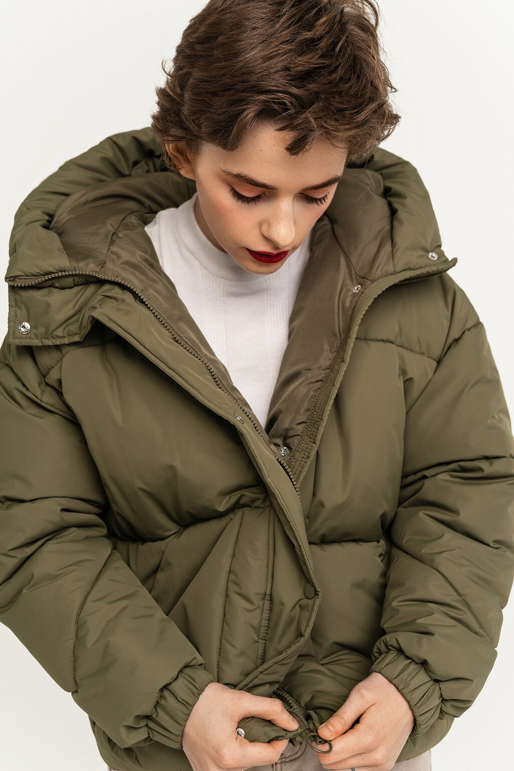 Куртка стеганая утепленная с капюшоном и накладными карманами - цвет зеленый - 5