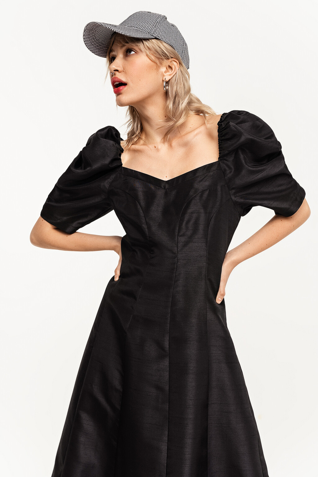Платье а-силуэта с вырезом-сердечком и рукавами-фонариками - цвет черный - 1