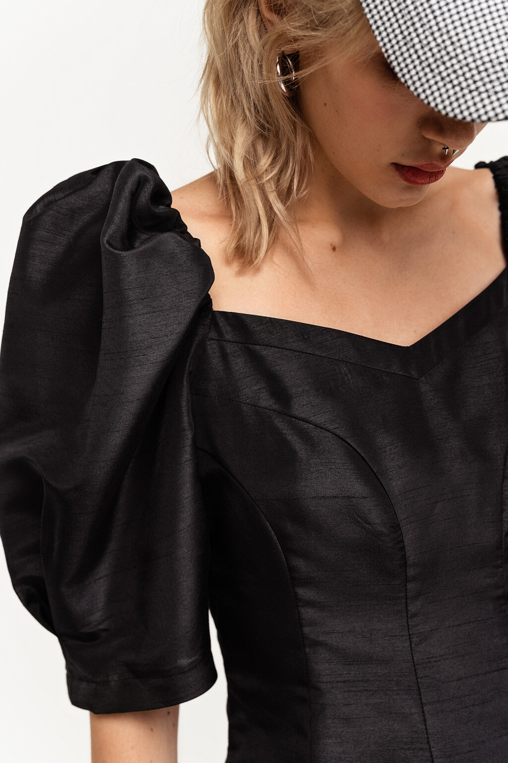 Платье а-силуэта с вырезом-сердечком и рукавами-фонариками - цвет черный - 2