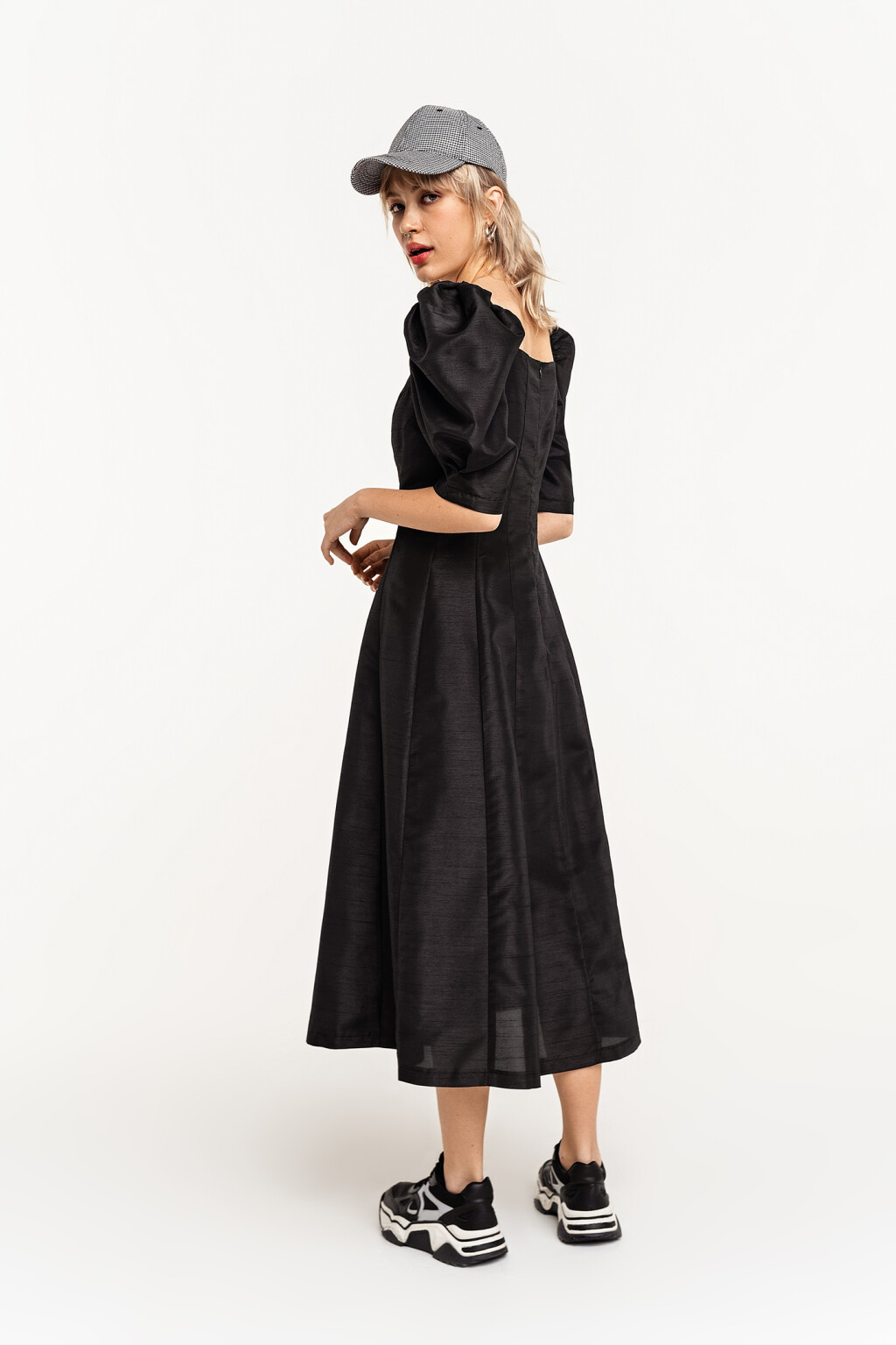 Платье а-силуэта с вырезом-сердечком и рукавами-фонариками - цвет черный - 4