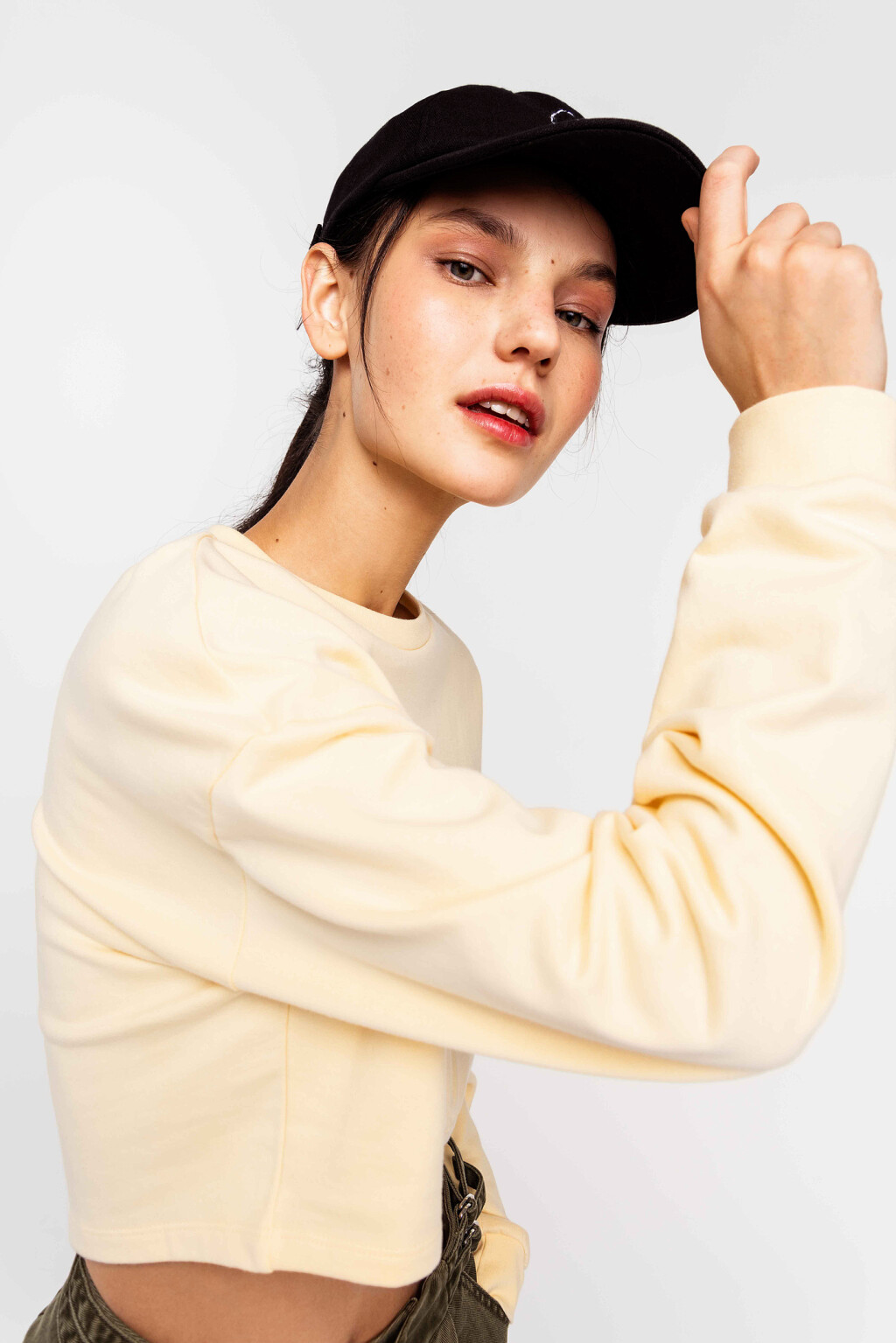 Толстовка хлопковая укороченная с декоративным кольцом - цвет желтый - 4