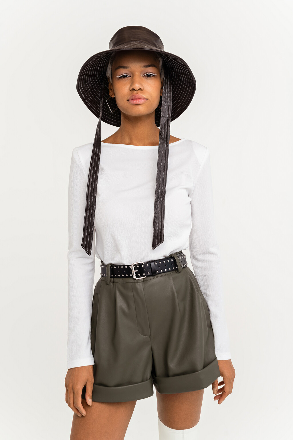 Лонгслив из фактурной ткани с подплечниками - цвет белый - 2