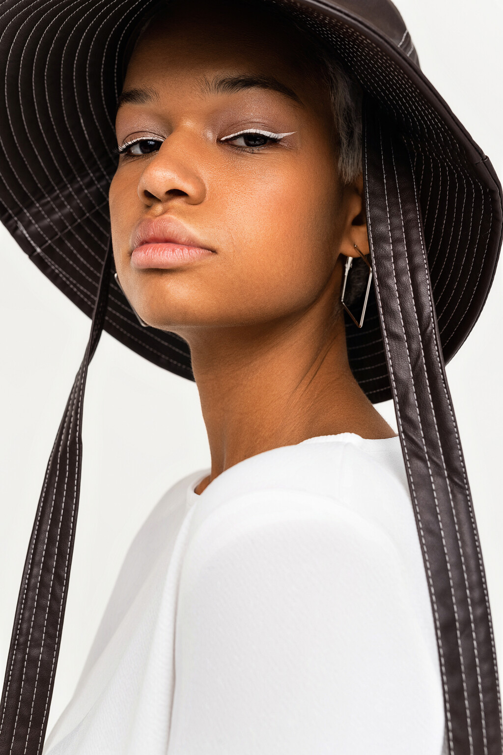 Лонгслив из фактурной ткани с подплечниками - цвет белый - 4