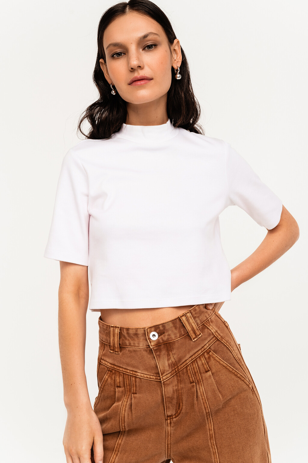 Футболка хлопковая укороченная с воротником-стойкой - цвет белый - 1