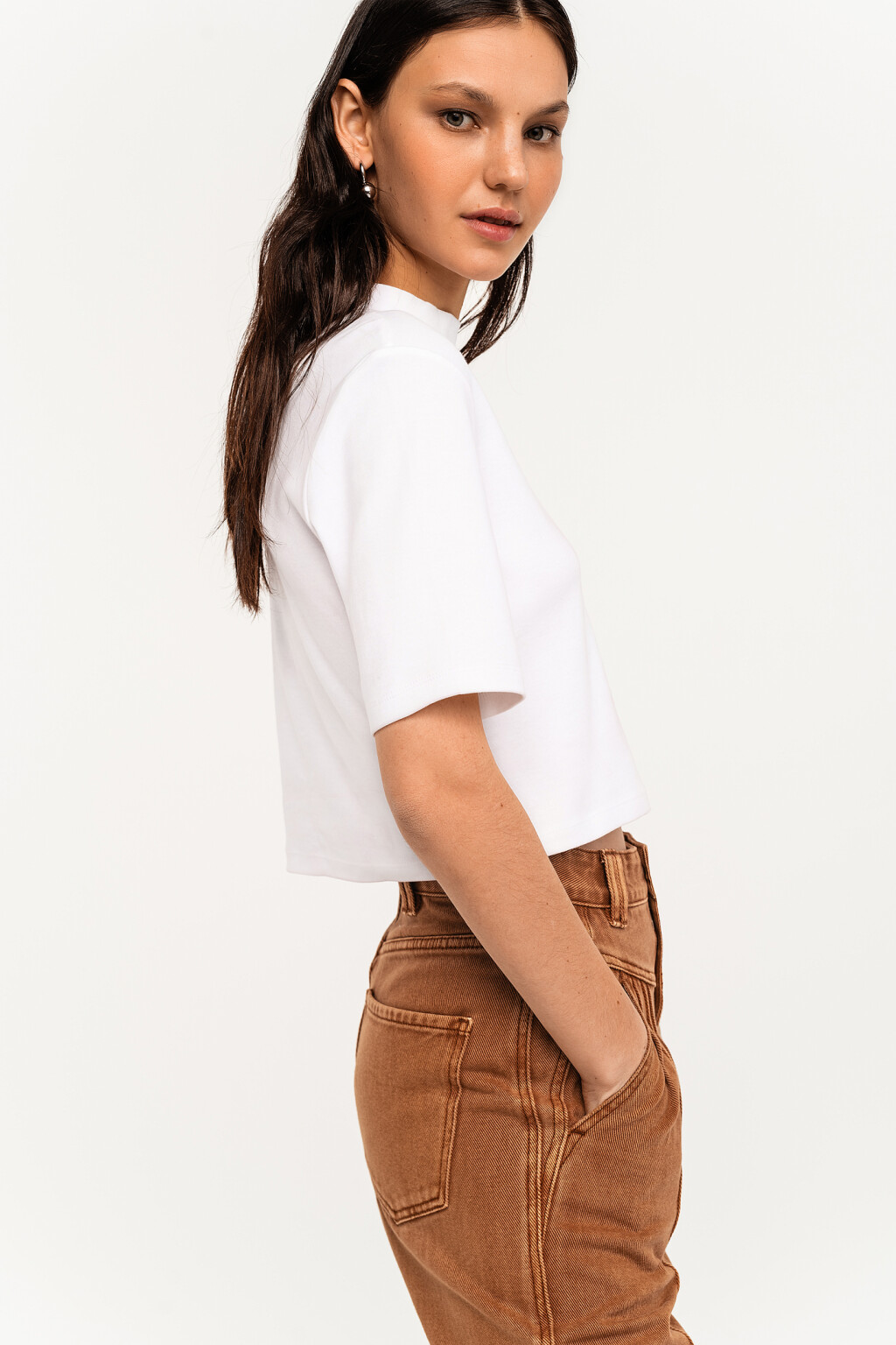 Футболка хлопковая укороченная с воротником-стойкой - цвет белый - 2