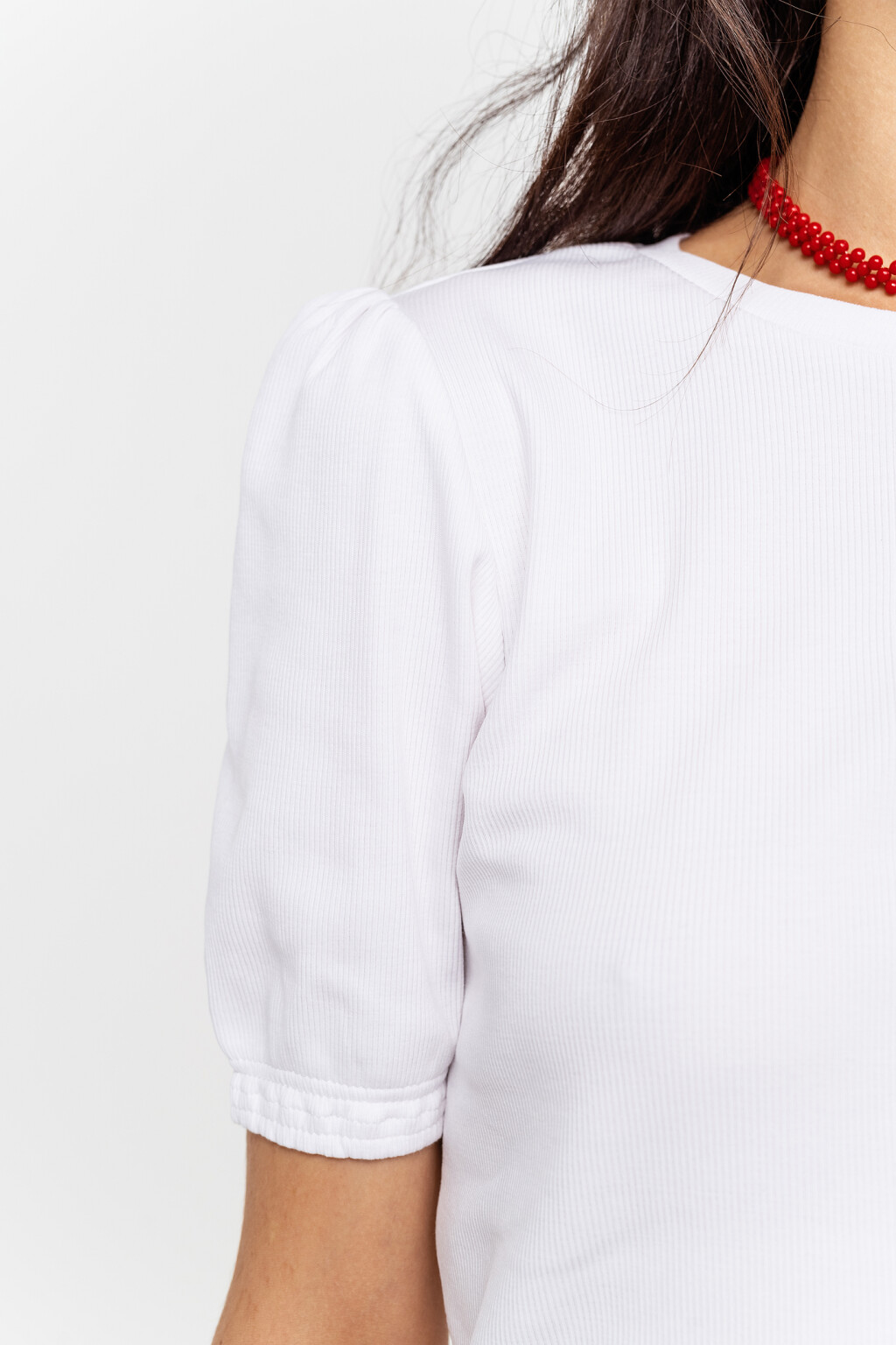 Футболка трикотажная в мелкий рубчик с рукавами-фонариками - цвет белый - 3