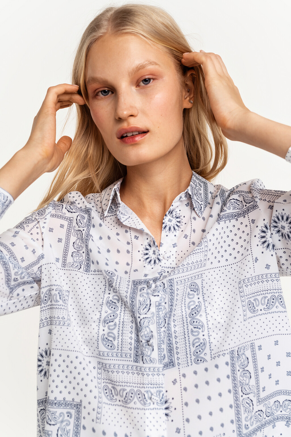 блузка свободного кроя с отложным воротником и удлиненной спинкой - цвет белый - 1