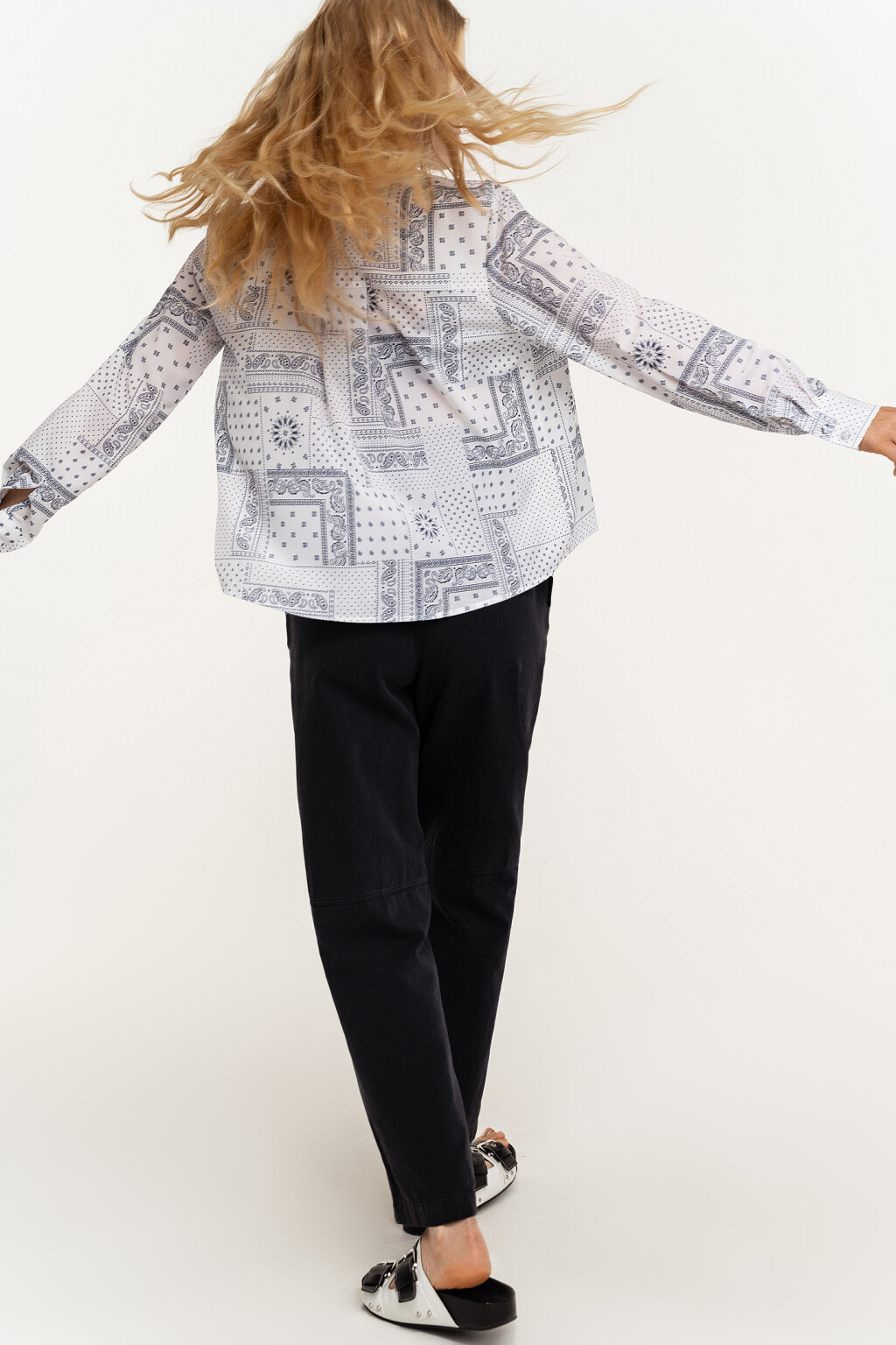 блузка свободного кроя с отложным воротником и удлиненной спинкой - цвет белый - 6