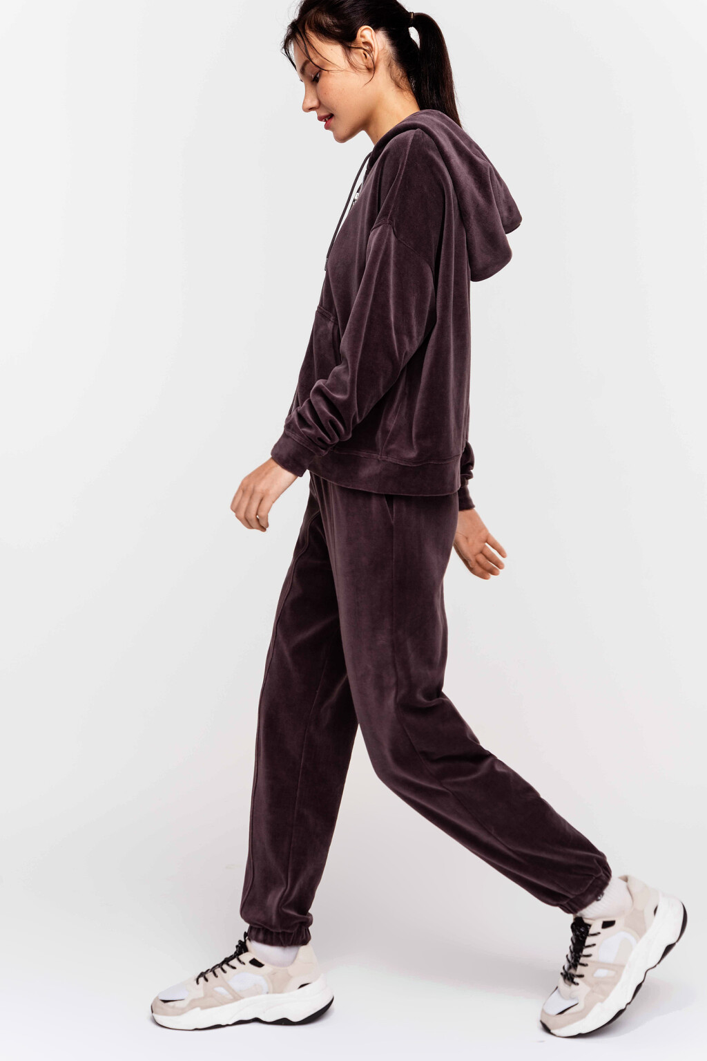 Брюки-джоггеры велюровые с рельефными швами спереди - цвет серый - 1