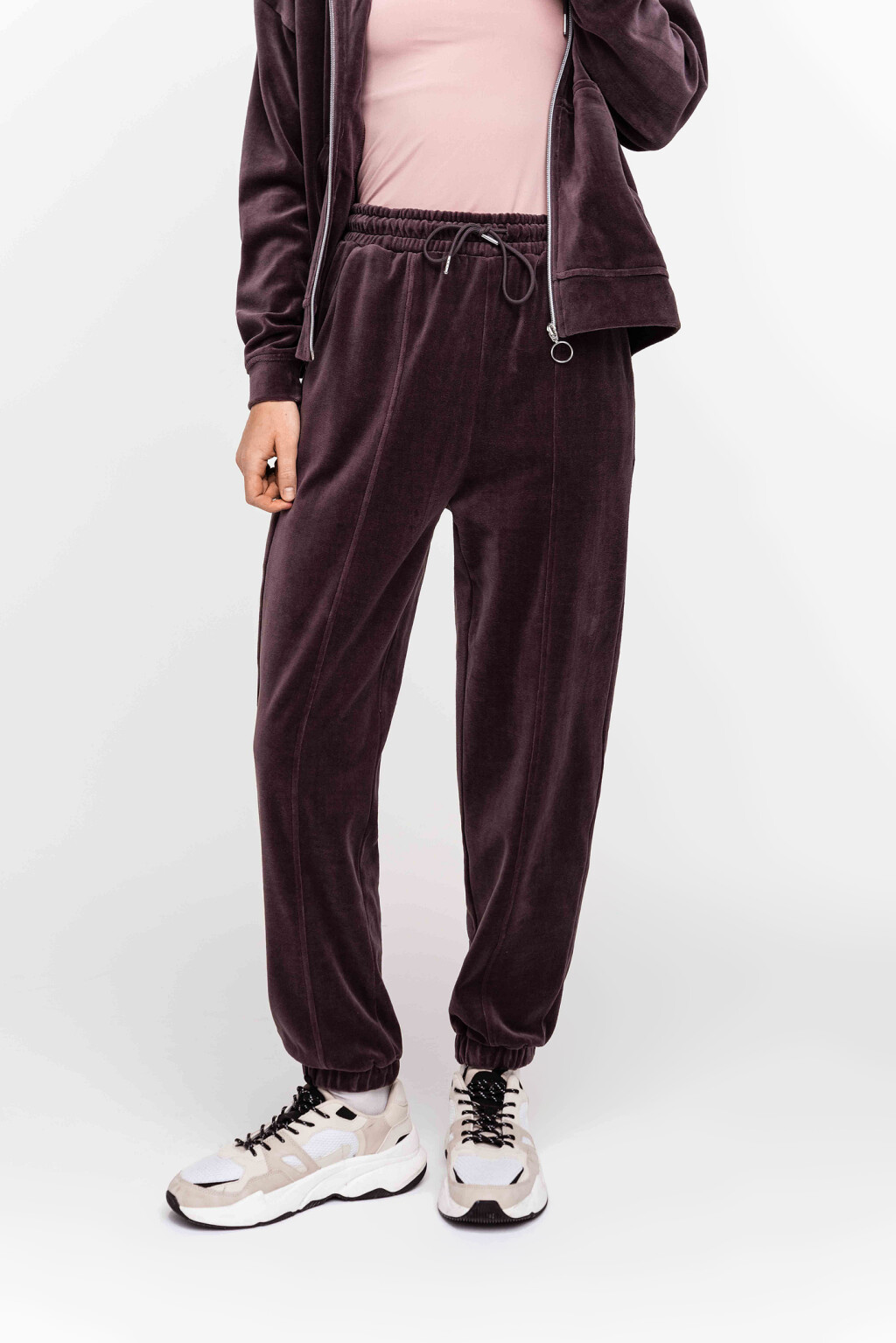 Брюки-джоггеры велюровые с рельефными швами спереди - цвет серый - 2