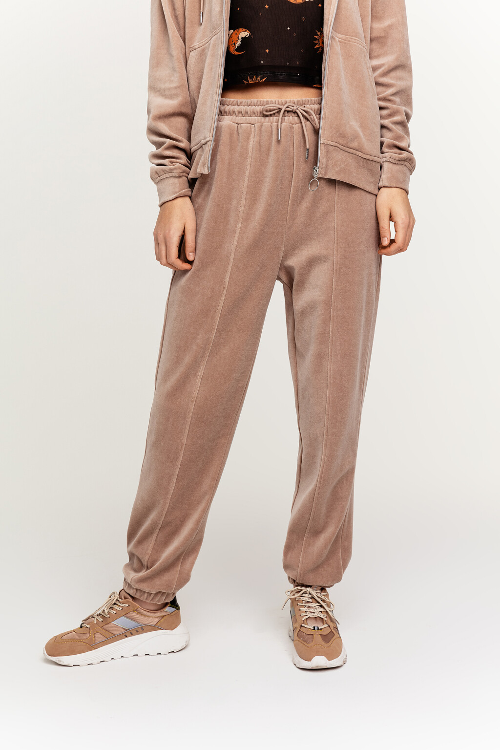 Брюки-джоггеры велюровые с рельефными швами спереди - цвет бежевый - 1
