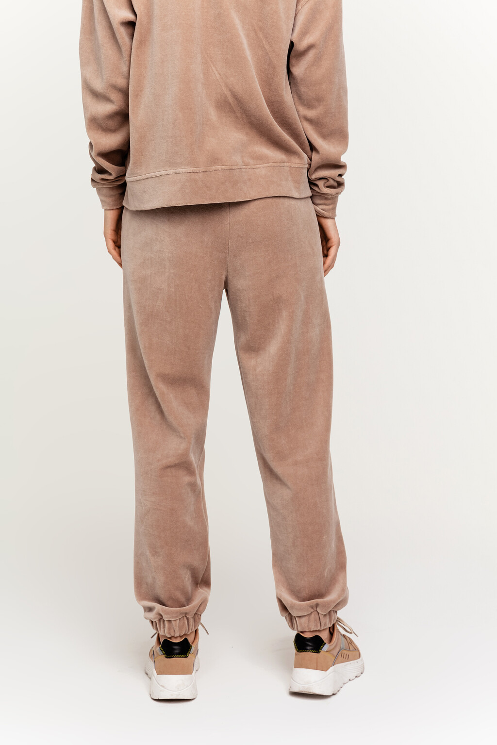Брюки-джоггеры велюровые с рельефными швами спереди - цвет бежевый - 2