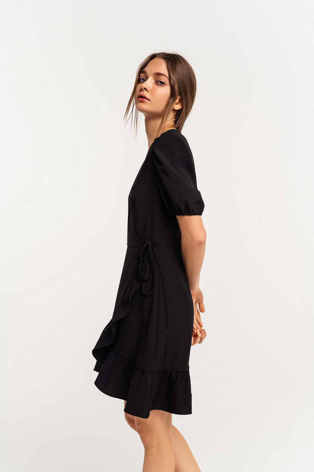 Платье на запах с воланами и рукавами-фонариками - цвет черный - 2