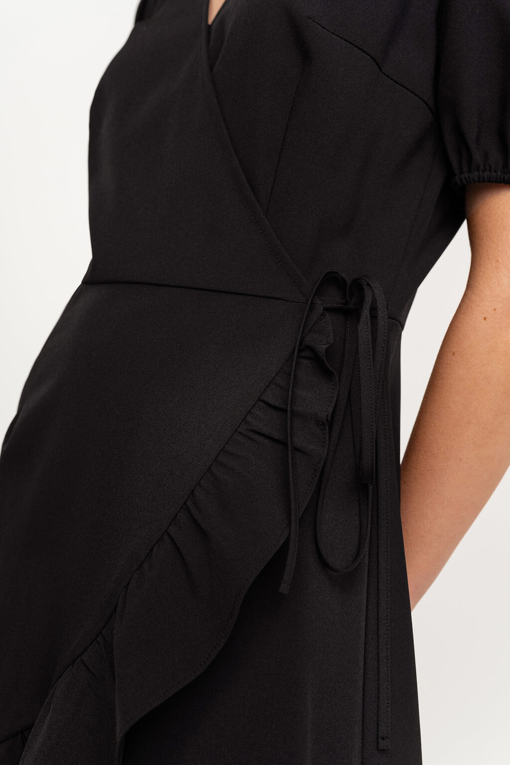 Платье на запах с воланами и рукавами-фонариками - цвет черный - 4