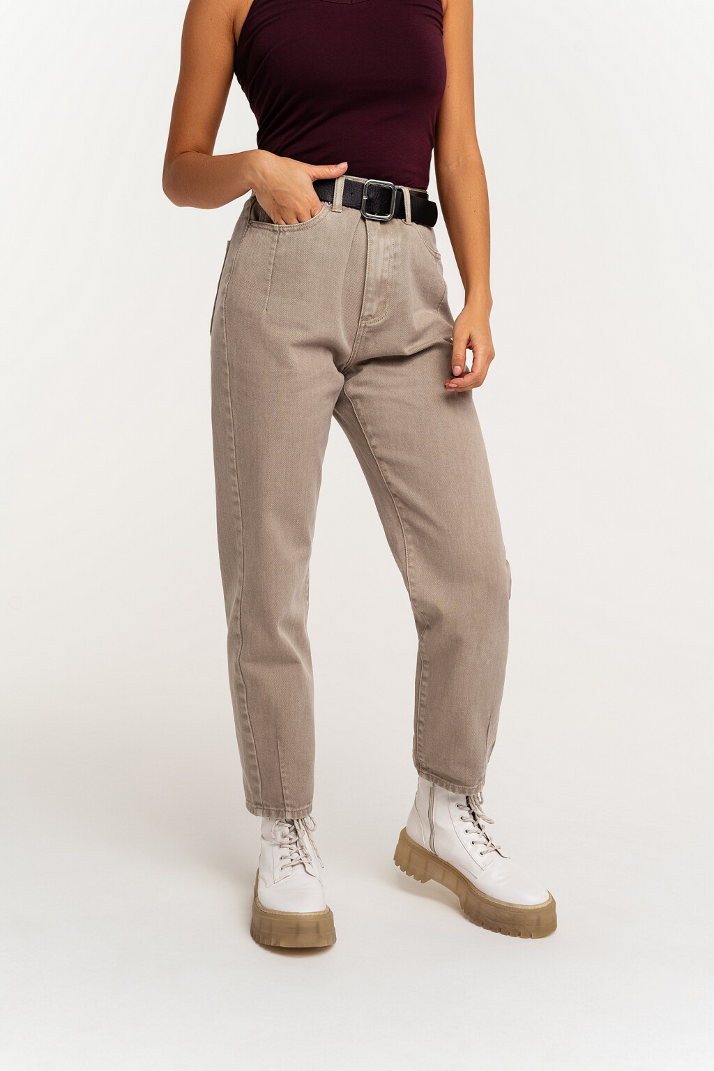 Джинсы mom цветные с ремнем из искусственной кожи - цвет бежевый - 1