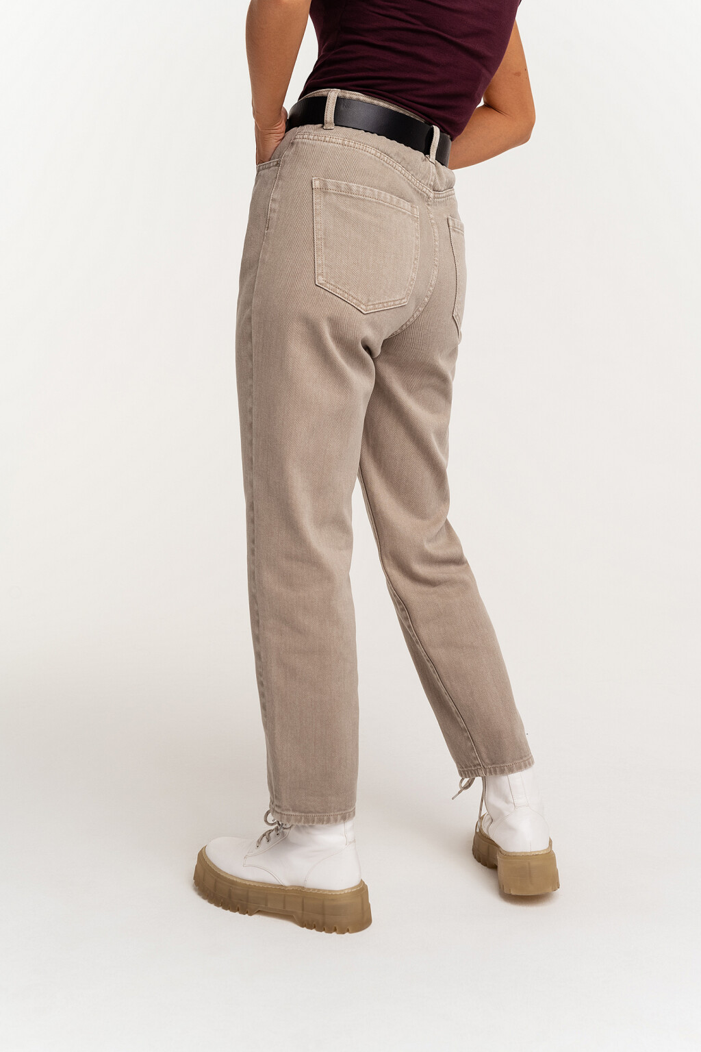 Джинсы mom цветные с ремнем из искусственной кожи - цвет бежевый - 4