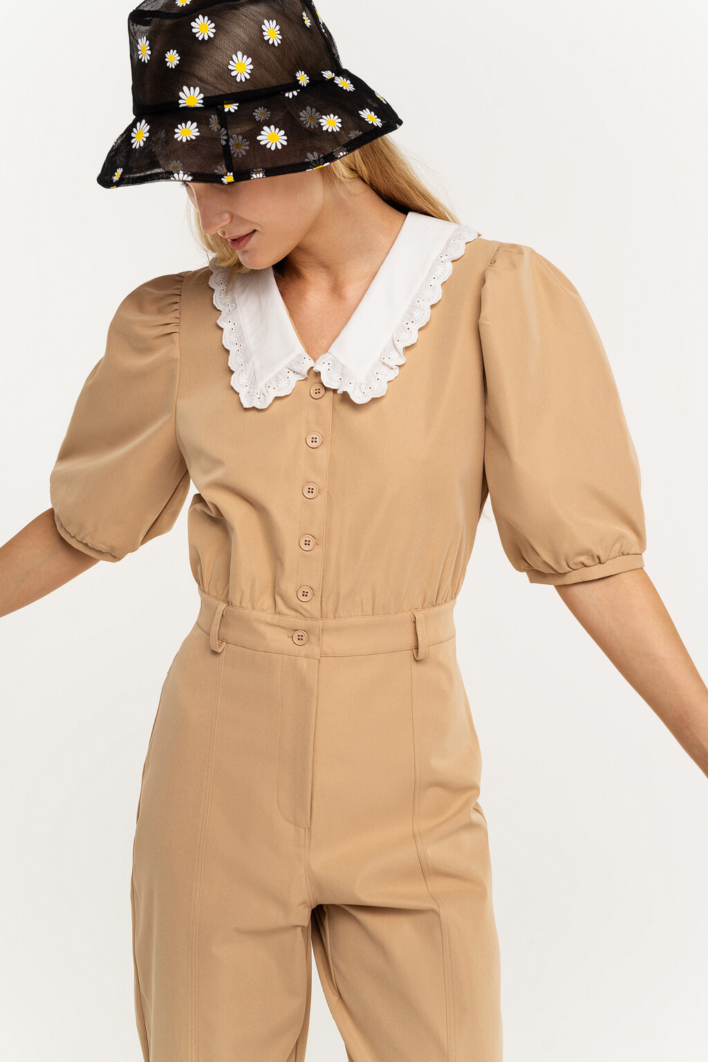 Комбинезон длинный с кружевным воротником и рукавами-фонариками - цвет бежевый - 1