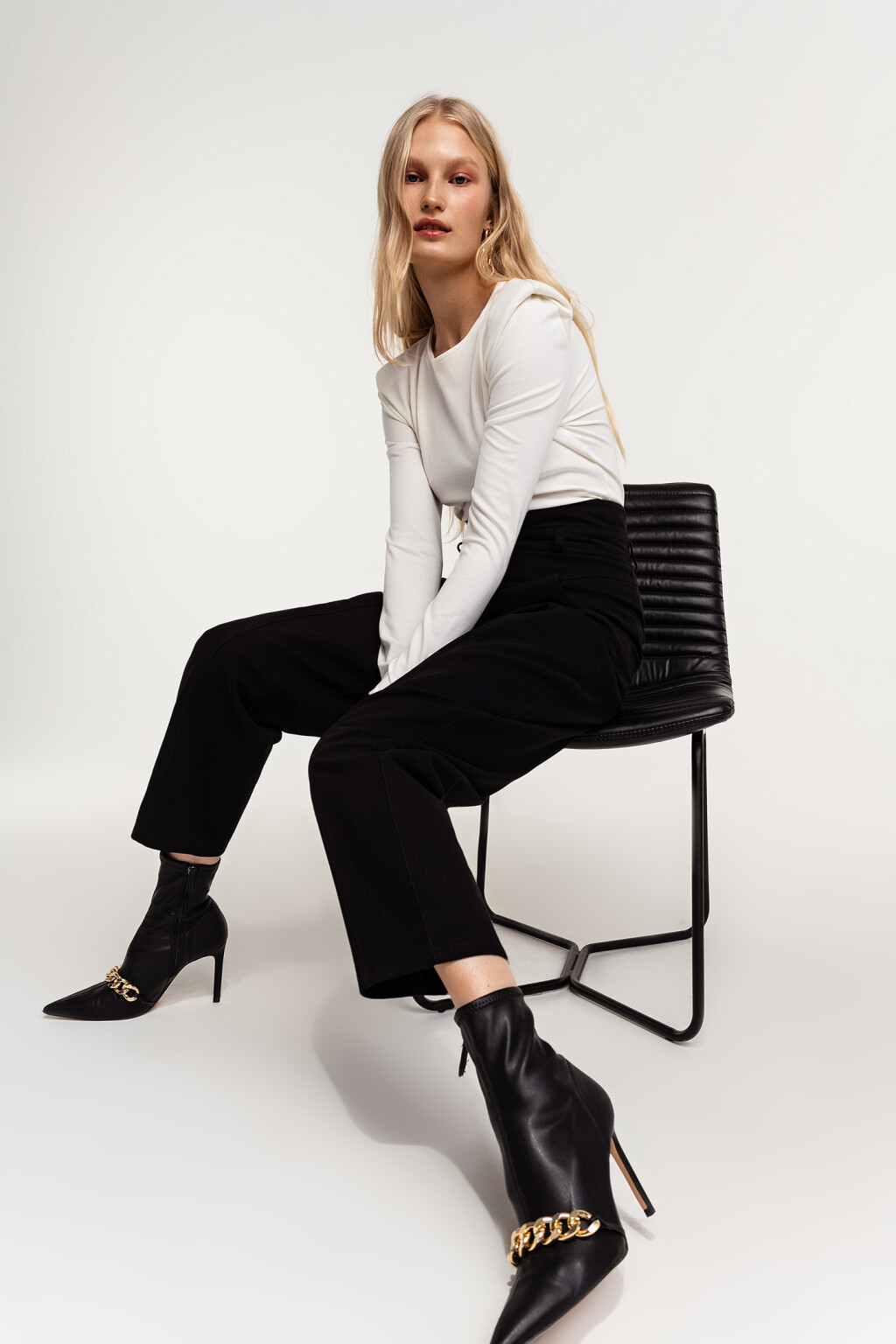 брюки-бананы классические черные на пуговицах - цвет черный - 3