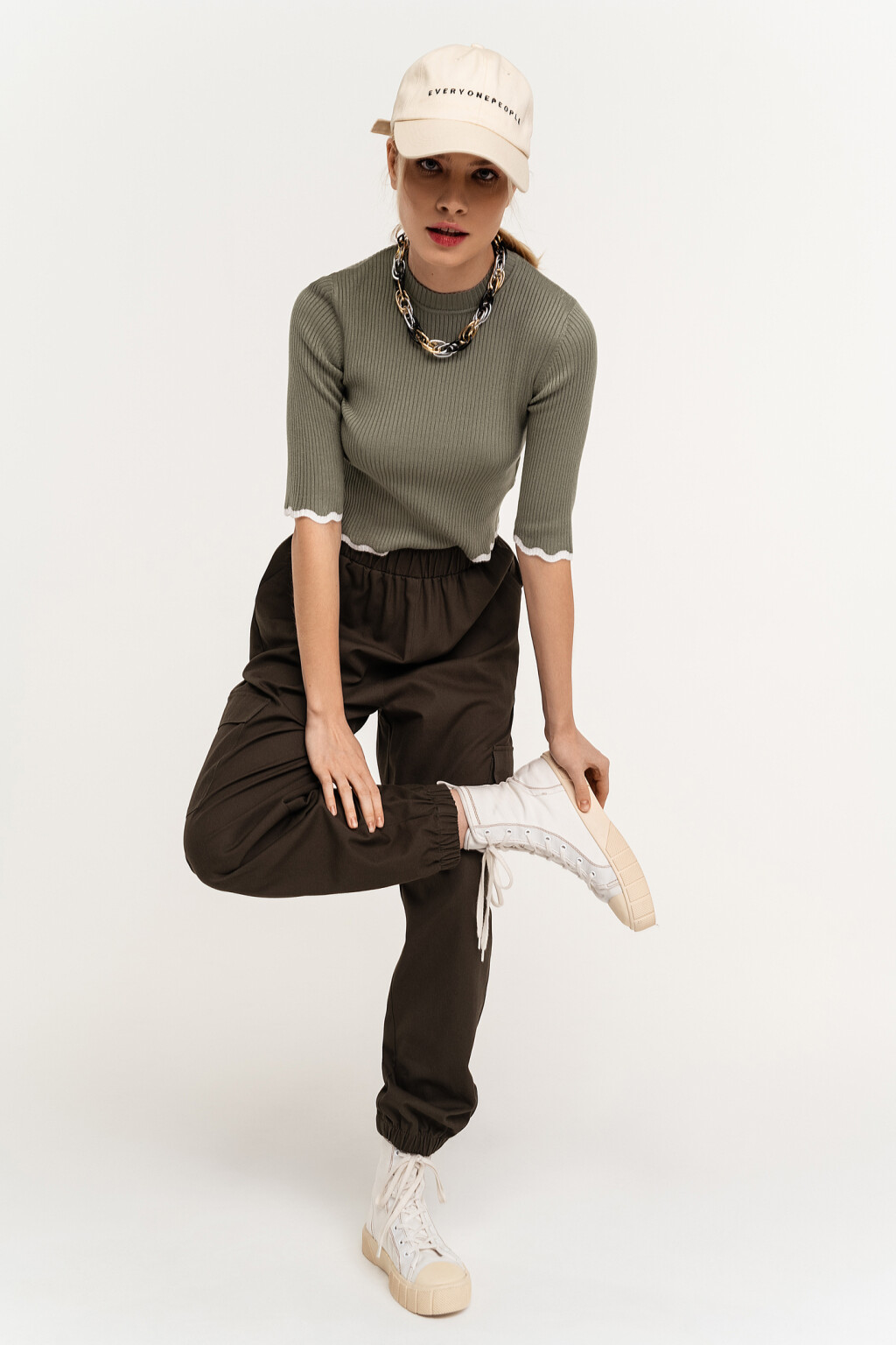 Брюки-джоггеры хлопковые с карманами карго 2111424700, цвет: зеленый ...