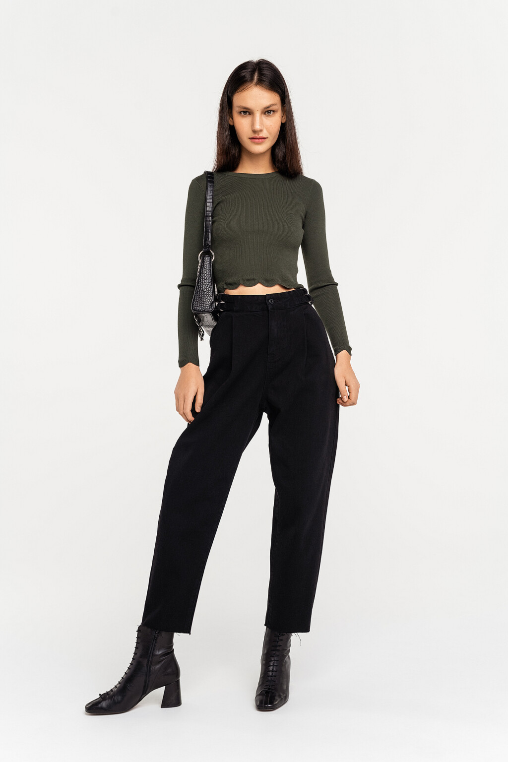 Джинсы-бананы с ремешками на поясе и необработанным нижним краем - цвет черный - 1