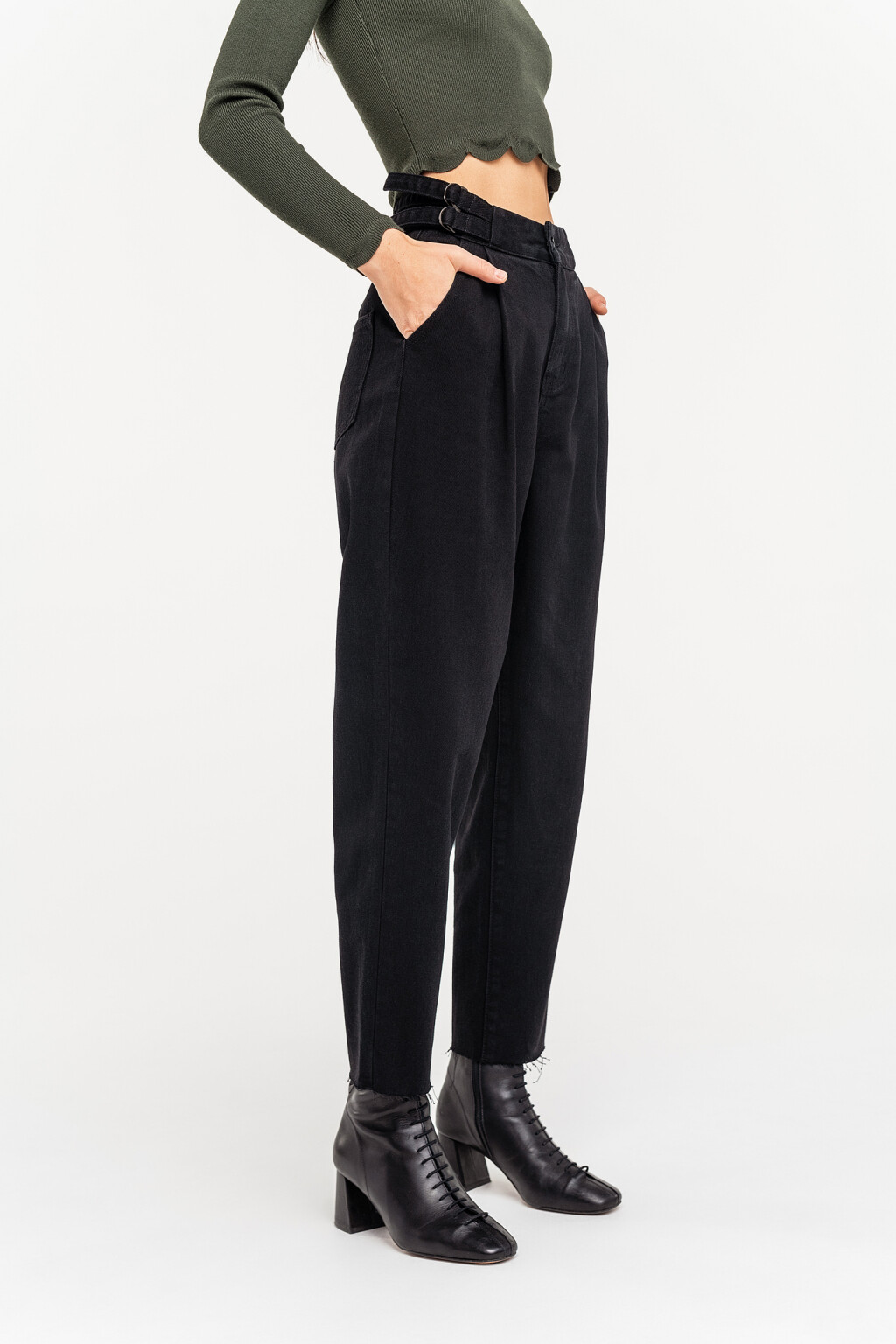 Джинсы-бананы с ремешками на поясе и необработанным нижним краем - цвет черный - 2