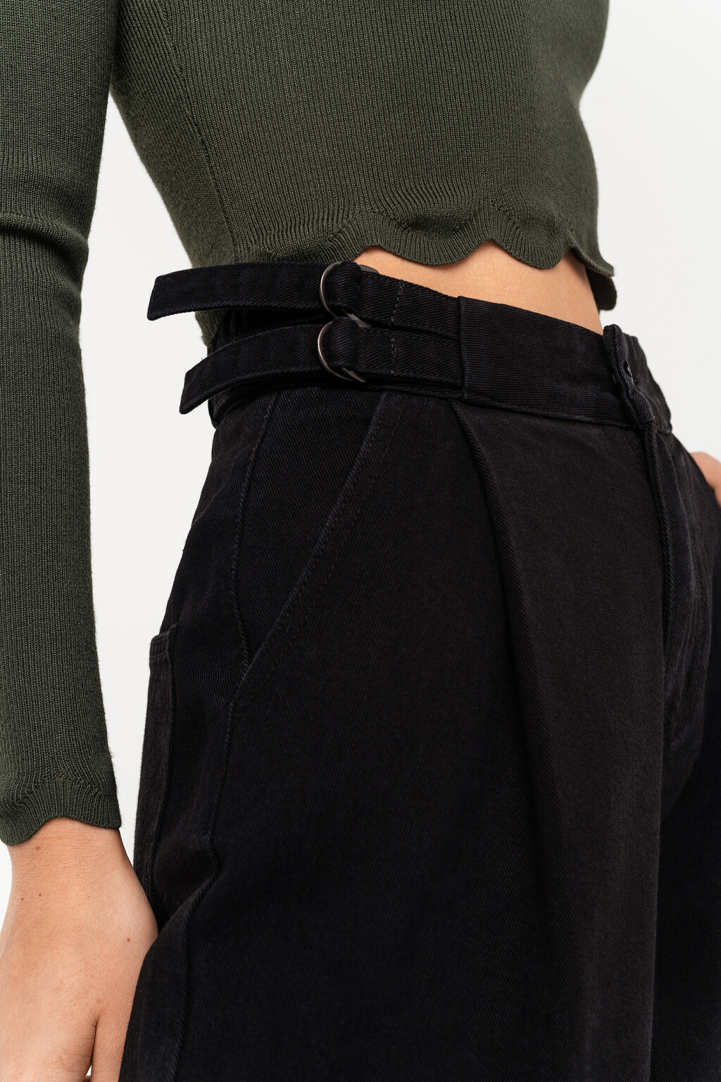 Джинсы-бананы с ремешками на поясе и необработанным нижним краем - цвет черный - 3